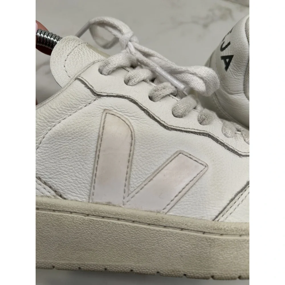 Veja‎ V-90 Leather Sneakers Womens Size 8 White V Logo Classic Low Top Lace Up
